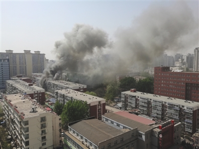 昨日，北京海淀區(qū)紅聯(lián)南村小區(qū)施工工地挖斷燃?xì)夤艿?，造成爆炸引發(fā)居民樓火災(zāi)，致1死2傷，發(fā)生爆炸起火現(xiàn)場(chǎng)濃煙滾滾。CICPHOTO/總匯 攝
