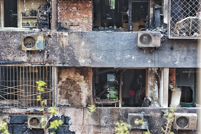 爆燃后的居民樓現(xiàn)場(chǎng)。