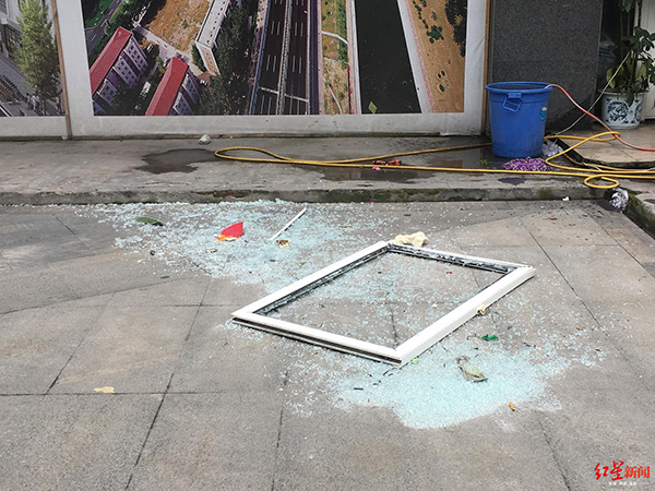 二樓窗戶被震到樓下，玻璃碎了一地