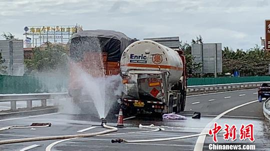 圖為處置現(xiàn)場(chǎng)。王蕾 攝 尹海明 攝