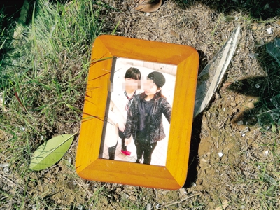 爆炸發(fā)生后，散落在外的物品